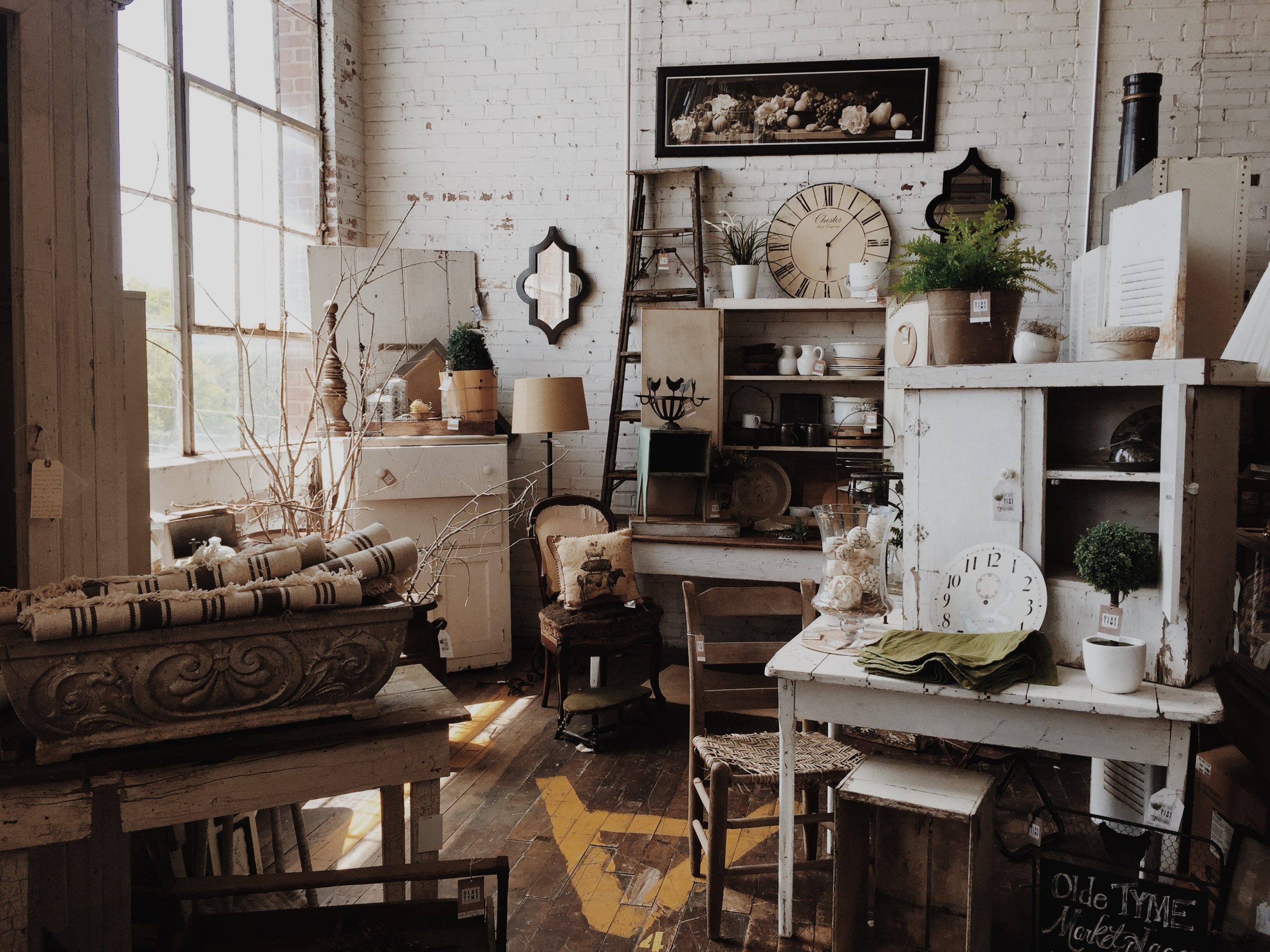 Buying Vintage Home Decor - What To Know - House Of Hipsters